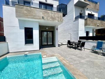 Hedendaagse vrijstaande villa in Torrevieja bij de zoutmeren beschikbaar voor biedingen