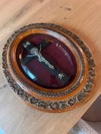 Antiek kruisbeeld achter bol glas, Ophalen