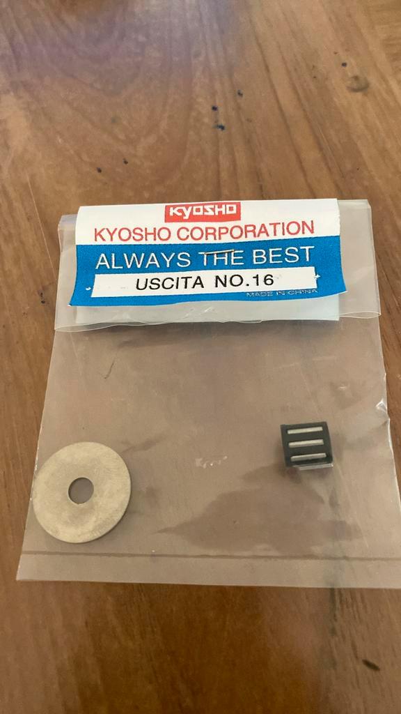 Onderdeel kyosho voor nitro racer schaal 1:10. Deel nr 16.8€, Hobby en Vrije tijd, Modelbouw | Radiografisch | Auto's, Zo goed als nieuw