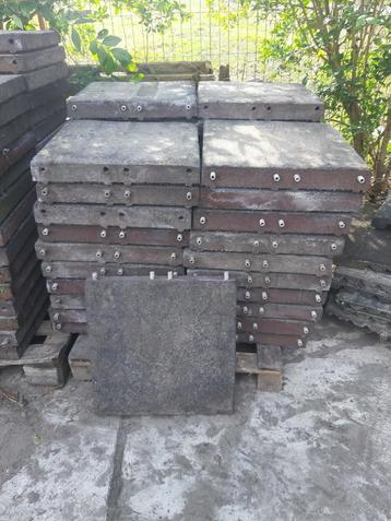 114 rubberen tegels van 50x50x6.5 staltegels stalmatten  beschikbaar voor biedingen