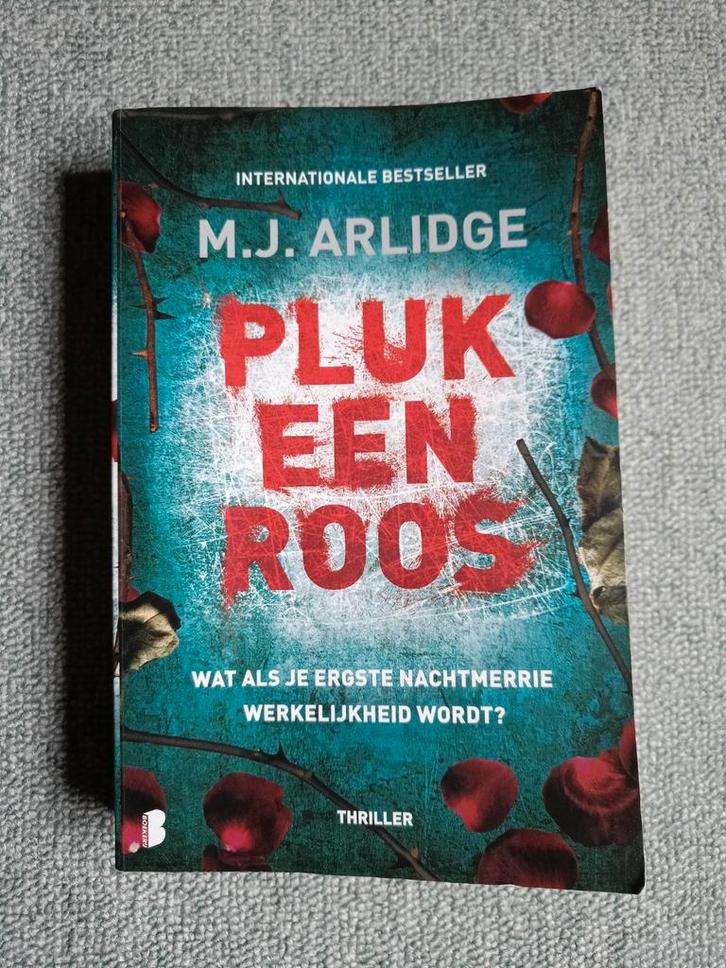 M.J. Arlidge - Pluk een roos, Boeken, Thrillers, Zo goed als nieuw, Ophalen