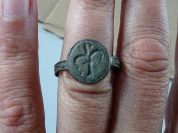 Bodemvondst middeleeuwen ring bronzen ring Franse lelie ?