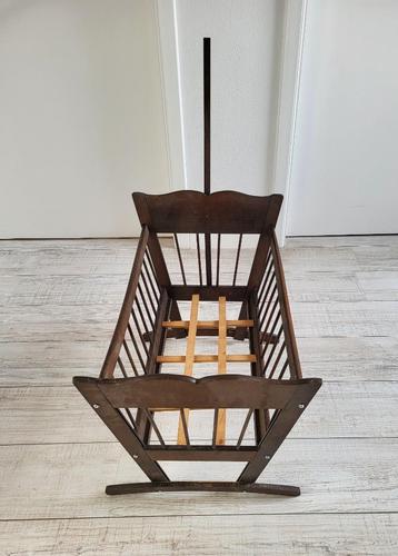 Antiek wiegje. Kan ook als bedje gebruikt worden beschikbaar voor biedingen