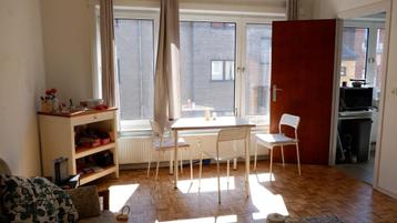 IKEA Tafel/Bureau + 2 ADDE Stoelen + 2 MARIUS Krukken beschikbaar voor biedingen
