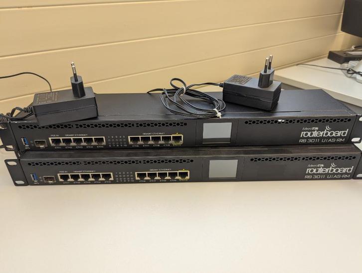 2 routeurs rack 10Gigabit et SFP – MikroTik RB3011UiAS-RM, Computers en Software, Netwerk switches, Gebruikt, Ophalen of Verzenden