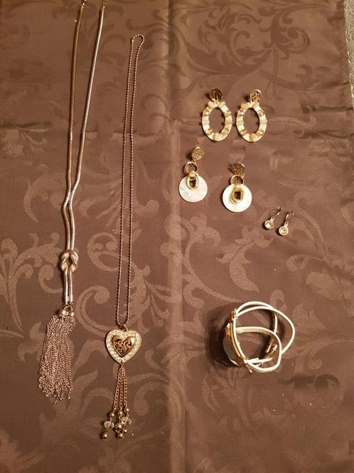 Pakketje juwelen - oorbellen, kettingen en horloge, Handtassen en Accessoires, Oorbellen, Zo goed als nieuw, Ophalen of Verzenden