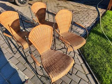 4 rieten/ smeedijzeren stoelen  beschikbaar voor biedingen