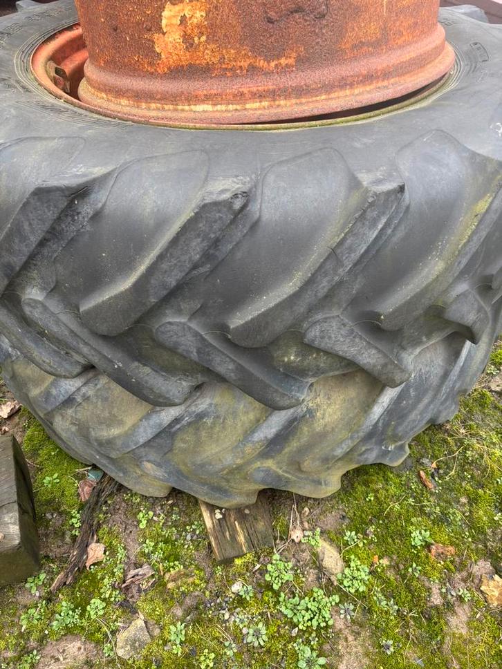 Pneu en 38 sur jantes 8troues, Zakelijke goederen, Landbouw | Onderdelen | Banden, Velgen en Assen, Ophalen
