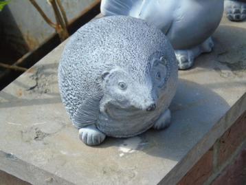 Standbeeld van een grote halfstaande egel in gepatineerde st, Tuin en Terras, Ophalen, Nieuw, Steen, Dierenbeeld