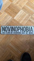 Metalen bord - Novinophobia NIEUW, Huis en Inrichting, Woonaccessoires | Tekstborden en Spreuken, Ophalen of Verzenden, Nieuw