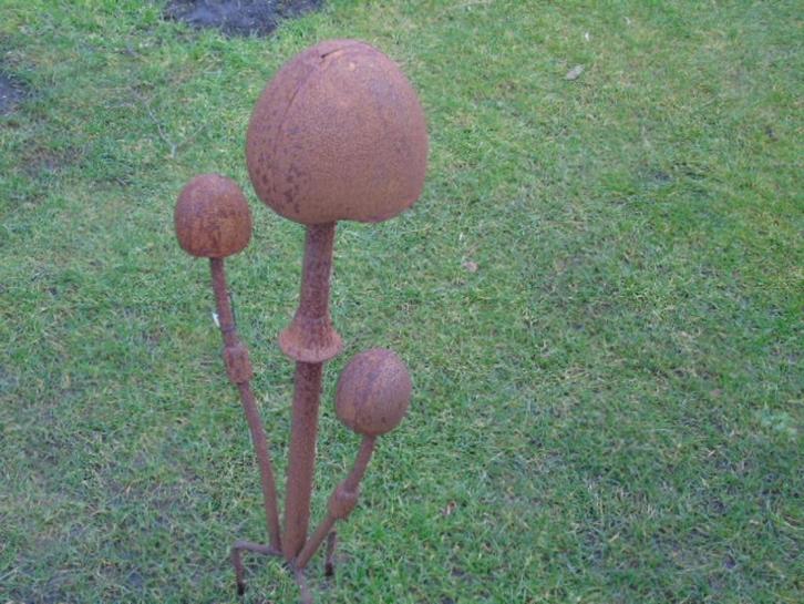 reuzenpaddenstoel 3 in smeedijzer met roestige patina., Tuin en Terras, Tuinbeelden, Nieuw, Overige typen, Metaal, Ophalen