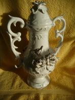 Vase blanc avec roses en relief et couvercle, Enlèvement ou Envoi