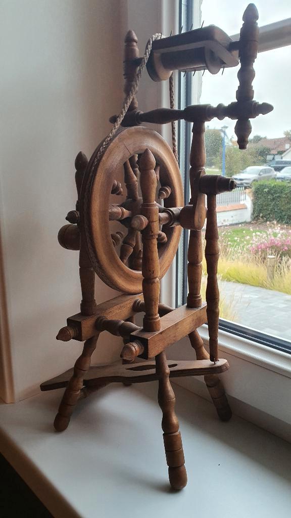 Antiek houten spinnewiel – authentieke landelijke charme, Hobby en Vrije tijd, Spinnewielen en Spinnen, Zo goed als nieuw, Spinnewiel