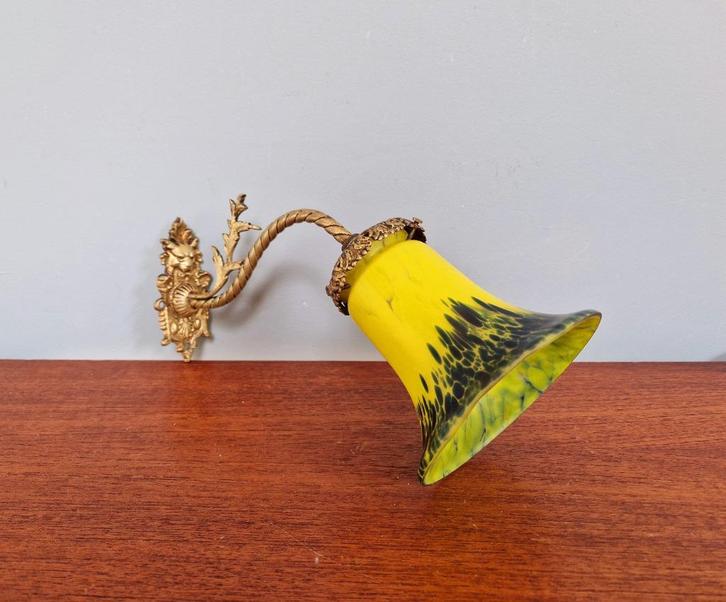 Applique murale en bronze doré et verre moucheté jaune/bleu, Antiquités & Art, Antiquités | Éclairage, Enlèvement ou Envoi