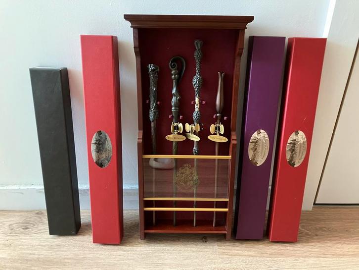Harry Potter - toverstokken met display, Verzamelen, Harry Potter, Zo goed als nieuw, Replica, Ophalen