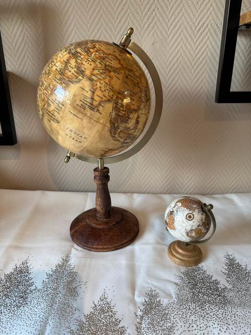 Lot de 2 globes déco – Style vintage avec pied bois, Huis en Inrichting, Woonaccessoires | Wereldbollen, Zo goed als nieuw, Ophalen