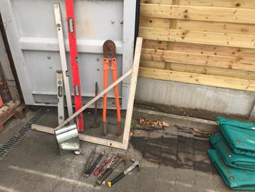 Opruiming bouwmaterialen en gereedschap. beschikbaar voor biedingen