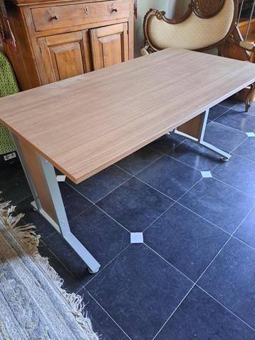 Bureau beschikbaar voor biedingen