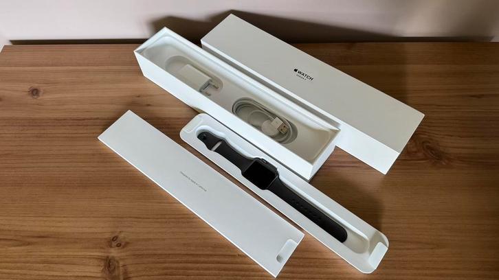 Apple iWatch 3 - update lukt niet, Handtassen en Accessoires, Smartwatches, Zo goed als nieuw, iOS, Zwart, Afstand, Calorieverbanding