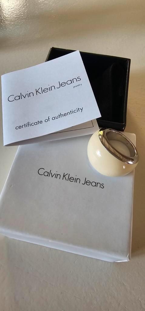 Bague Calvin Klein Jeans blanche taille 17, Handtassen en Accessoires, Ringen, Zo goed als nieuw, Ophalen of Verzenden
