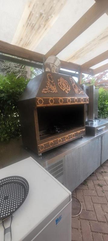 Houtskool met gas en hout beschikbaar voor biedingen