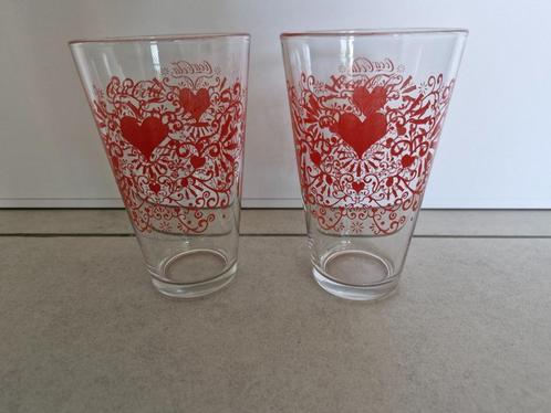 2 glazen Coca Cola met hartjes €1 per stuk, Huis en Inrichting, Keuken | Servies, Zo goed als nieuw, Glas of Glazen, Glas, Ophalen of Verzenden
