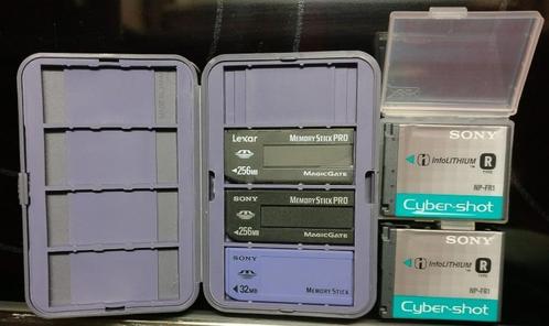 2 batterijen voor Sony camera, 3 memorysticks + opbergdoosje, TV, Hi-fi & Vidéo, Photo | Accumulateurs & Batteries, Comme neuf