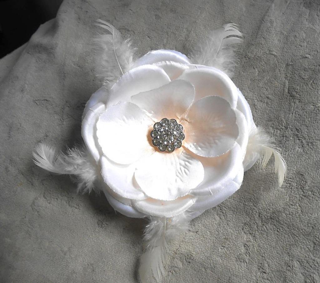 Avon : Broche originale , en tissu, Bijoux, Sacs & Beauté, Broches, Neuf, Beige, Enlèvement ou Envoi