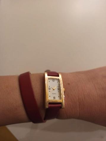 Elegant nieuw horloge met dubbele armband en gouden wijzerpl beschikbaar voor biedingen