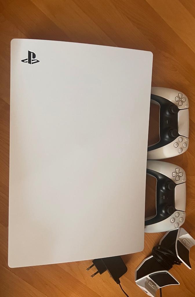 PS5 + 2 controllers + oplaadstation, Games en Spelcomputers, Spelcomputers | Sony PlayStation 5, Zo goed als nieuw, Playstation 5