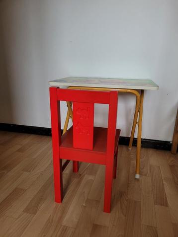 Tigger Pooh klein kinderbureau en zijn rode stoel beschikbaar voor biedingen