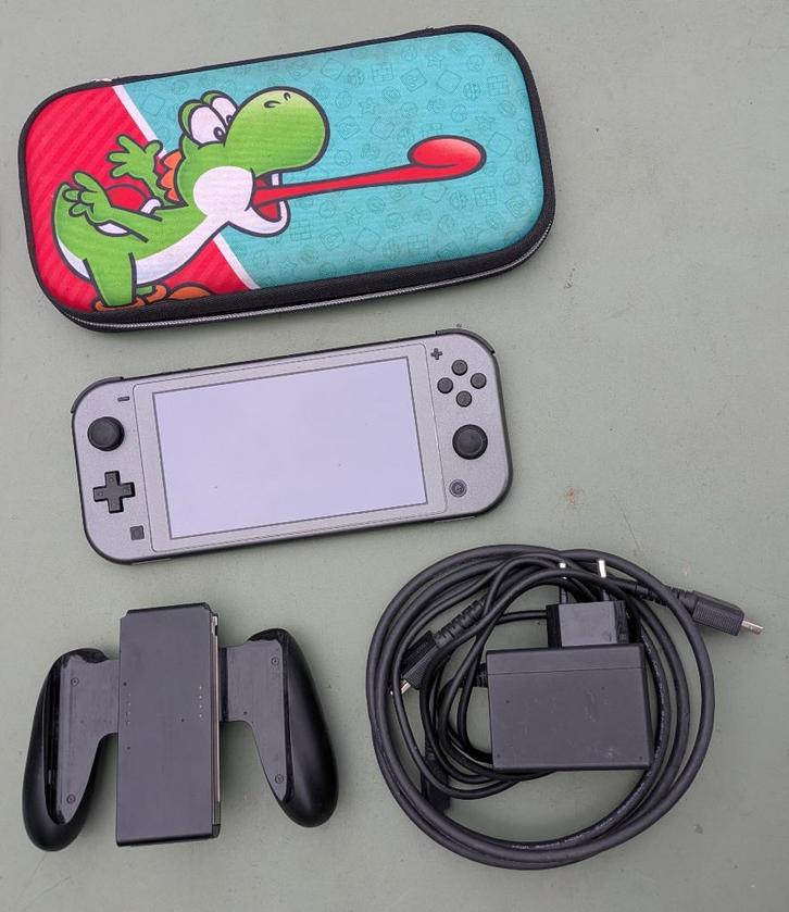 Nintendo Switch Lite – Dialga & Palkia Edition + Yoshi-hoes, Games en Spelcomputers, Spelcomputers | Nintendo Switch Lite, Gebruikt