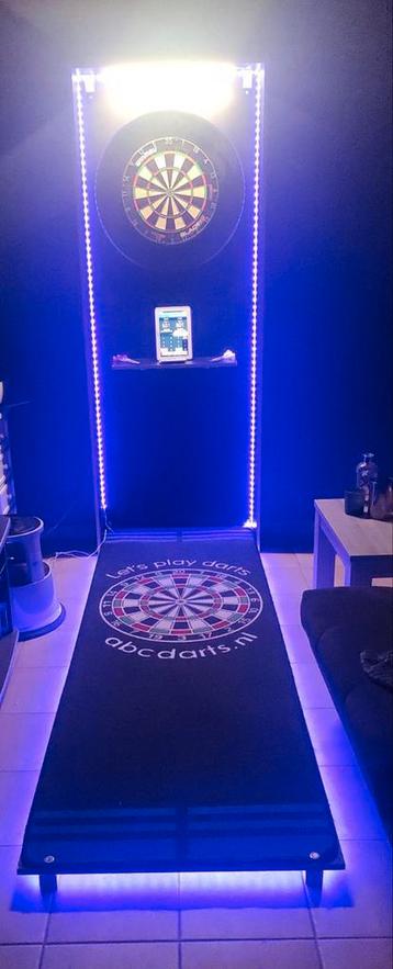 Dartskast met LED-verlichting beschikbaar voor biedingen