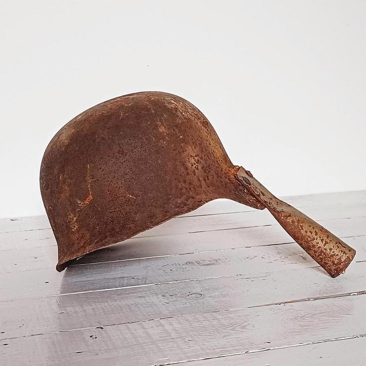 Duitse helm na de oorlog omgevormd tot een purainschep, Verzamelen, Militaria | Tweede Wereldoorlog, Overige soorten, Ophalen of Verzenden