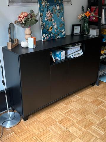 Zwarte dressoir beschikbaar voor biedingen