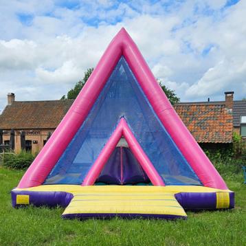 Groot pyramide springkasteel 7 x 7 x 6.5m te koop beschikbaar voor biedingen