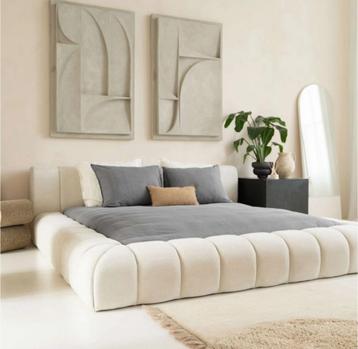 Hoogstaand bed uit de Off-White-collectie beschikbaar voor biedingen