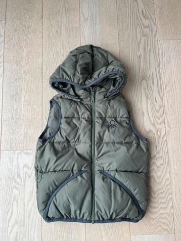 Benetton bodywarmer kakigroen met kap - maat 110 beschikbaar voor biedingen