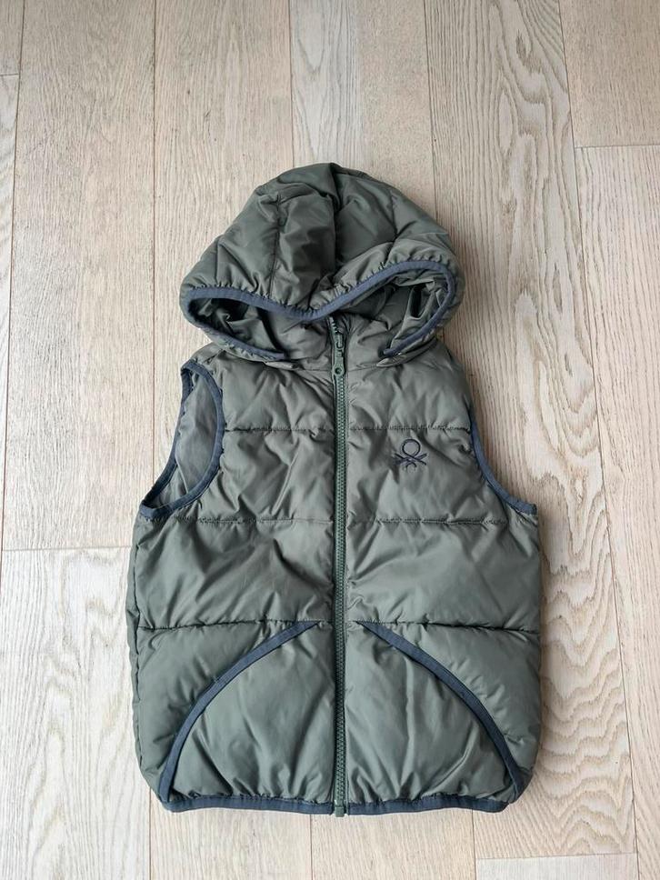Benetton bodywarmer kakigroen met kap - maat 110, Kinderen en Baby's, Kinderkleding | Maat 110, Gebruikt, Jongen of Meisje, Jas