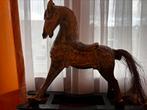 Beau petit cheval en bois sculpté sur bascule en bois, Antiquités & Art