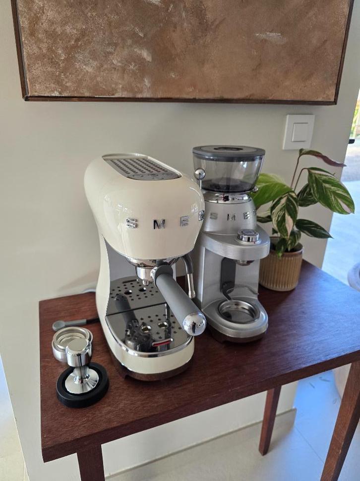 Machine à expresso SMEG ECF02CREU + SMEG CGF02SSEU, Elektronische apparatuur, Koffiezetapparaten, Zo goed als nieuw, Gemalen koffie