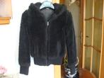 veste fourrure noir avec capuche, Bizzi, taille 134/140 ans, Meisje, Trui of Vest, Ophalen of Verzenden, Zo goed als nieuw