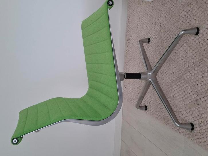 Vitra Eames EA 105 vergaderstoel .Hopsak appeltjes groen, Huis en Inrichting, Stoelen, Zo goed als nieuw, Ophalen