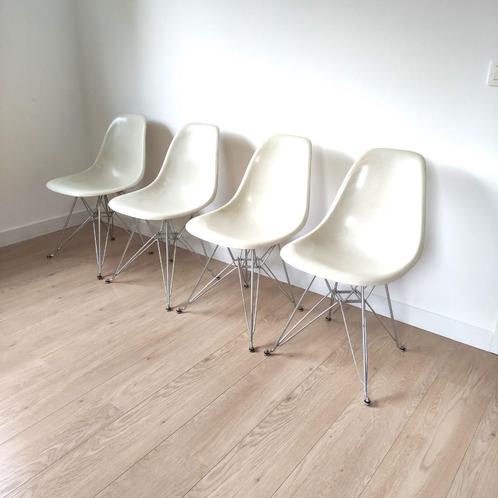 Set van 4 glasvezel stoelen - Eames voor Herman Miller, Huis en Inrichting, Stoelen, Zo goed als nieuw, Ophalen of Verzenden