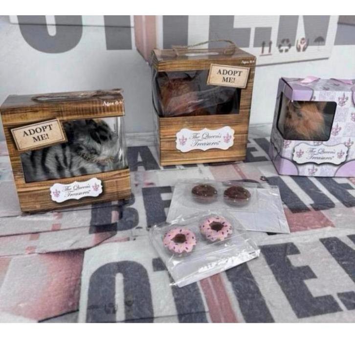 3 lot chien et chat The Queen's Treasures Adopt Me - Queens, Collections, Poupées, Neuf, Autres types, Enlèvement ou Envoi