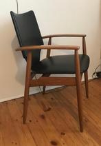 Vintage Scandinavische fauteuil in hout en zwart kunstleer., Ophalen, Hout