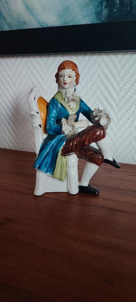 prince en porcelaine sur chaise en biscuit, Antiquités & Art, Antiquités | Porcelaine, Enlèvement ou Envoi