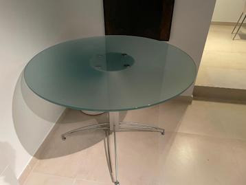 Glazen tafel (diameter 110cm) beschikbaar voor biedingen