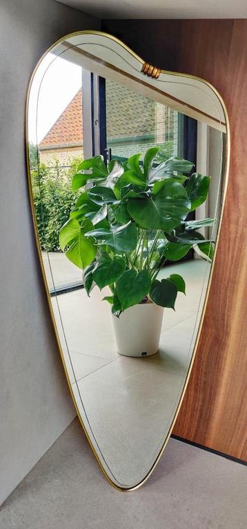 Assymetrische midcentury XL wandspiegel beschikbaar voor biedingen