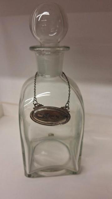 Glazen karaf met dop en portoplaatje beschikbaar voor biedingen